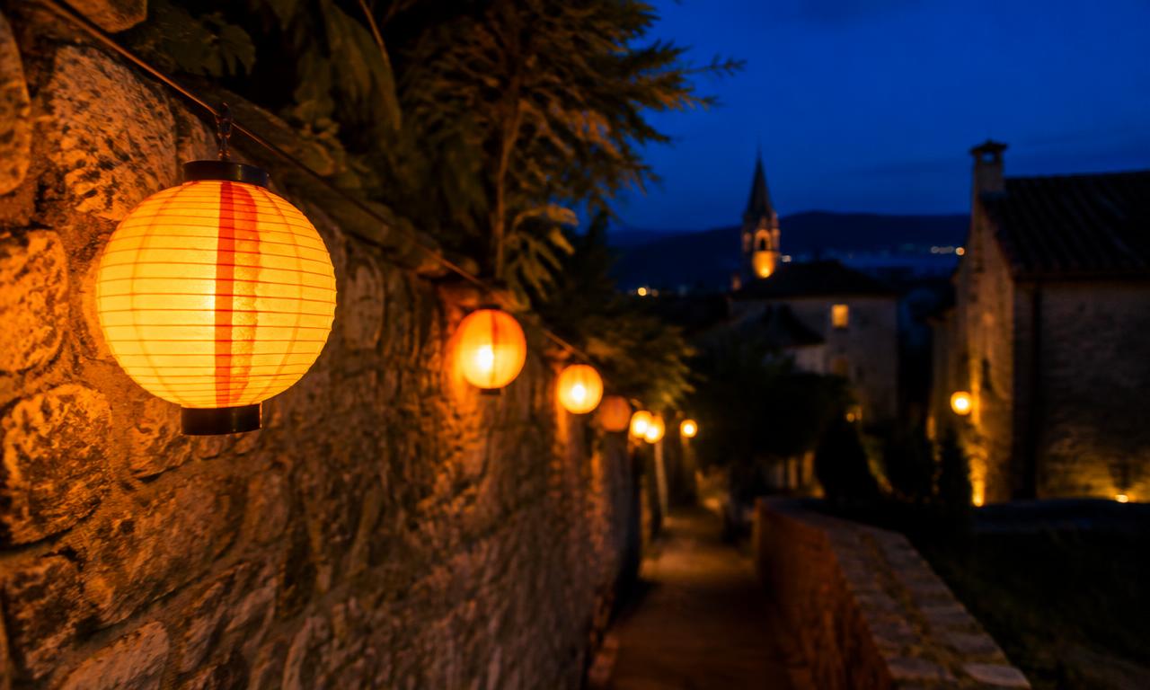 Des lanternes alignées le long du mur du village, la nuit tombée, pour honorer les vieilles dates.